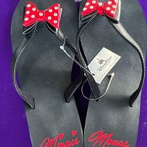 Disney’s Women’s Minnie Mouse red bow ❤️🖤🩴flip flops brand new with tags.